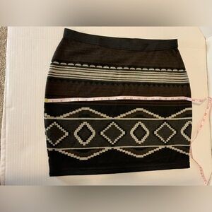 Suzy Shier ladies short skirt. In size L